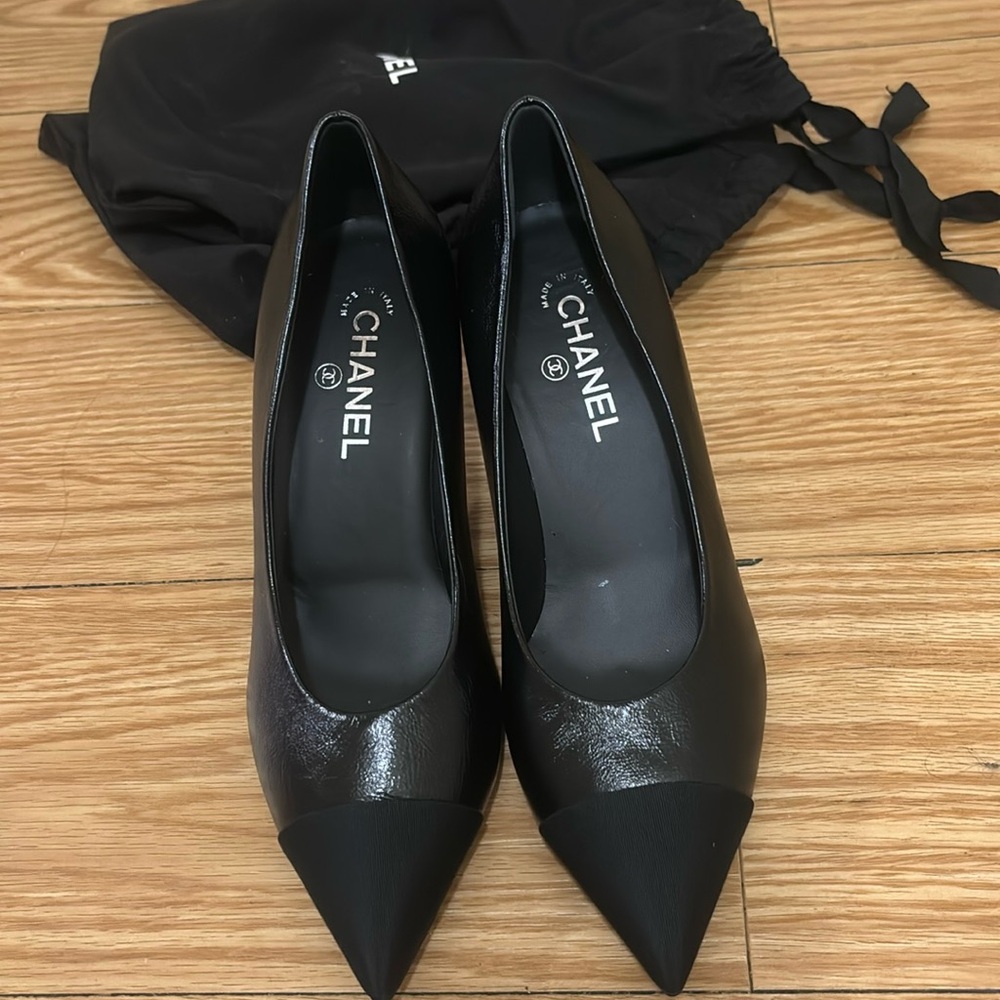 1️⃣8️⃣0️⃣0️⃣ brand new Authentic Chanel pumps with white cc pearl
